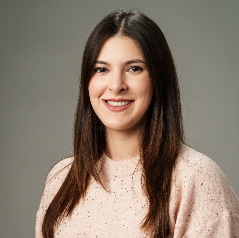 A profile photo of Victoria Schmid, a digital PR specialist and recommender of Catherine